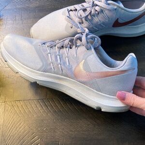 Nike light grey with bronze colored Nile swoosh Running Shoes